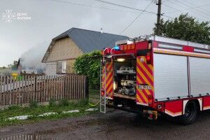 На Волині блискавка підпалила цегляну будівлю
