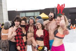 Тріскучий мороз не завадив пробігтися вулицями лише в білизні