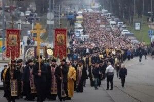 Віряни Московського патріархату влаштували хресну ходу проти коронавірусу