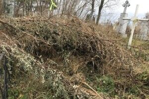 На цвинтарі у Камені-Каширському дехто викидає сміття з могил родичів на сусідні надгробки