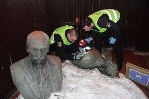 У Чернігові затримали викрадачів пам’ятників Коцюбинському та Пушкіну 