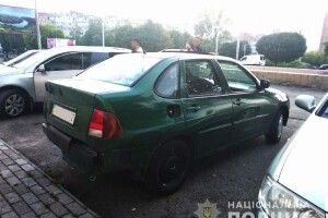 Поки 18-річний рівнянин наминав піцу, бувалий у бувальцях злодій «чистив» його «Фольксваген»