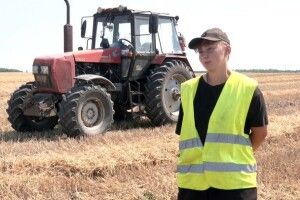 Двчата на Волині ламають стереотипи й сідають за кермо комбайнів (Відео)
