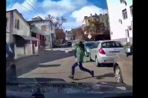 У Луцьку дитина ледве не потрапила під колеса авто 