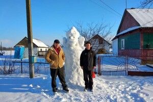 Житель Турійщини вже 11 років ліпить снігові скульптури