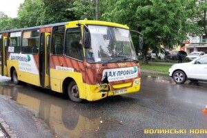 ДТП на проспекті Молоді: маршрутка «наздогнала» «Audi»