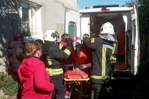 Волинські рятувальники через вікно потрапили до квартири, щоб врятувати жінку