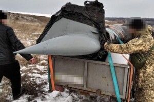 Українець на легковику з причепом віз до Росії частину військового гелікоптера 