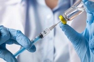 Відомо, кого щеплюватимуть залишками вакцини проти COVID-19