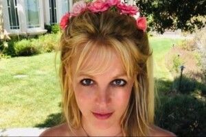 Брітні Спірс постала перед фанатами в самих панчохах (Фото 18+)