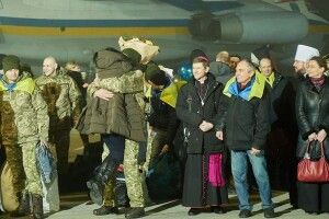 Журналістів просять тимчасово дати спокій звільненим з полону заручникам