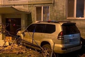 Водій так утікав від копів, що врізався в багатоповерхівку (Відео)