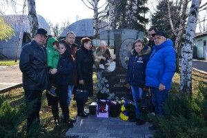 Мама волинського Героя: «Навіщо меморіальні дошки на стінах шкіл, якщо ви, владці, до могили дороги забуваєте?»