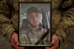 Пішов на фронт у 18: Володимир попрощався зі своїм молодими Захисником Ігорем Новицьким