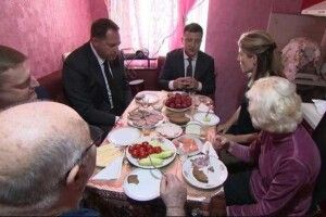 Зеленський нагодував американців салом і огірками на «крихітній радянській кухні»