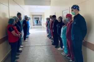 Посмертній донорці, яка врятувала чотирьх людей, львівські лікарі влаштували коридор пошани (Фото)