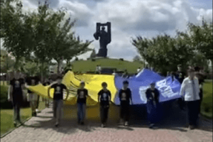 Гігантський жовто-блакитний стяг, який мандрує Україною, розгорнули у Ковелі (Відео)