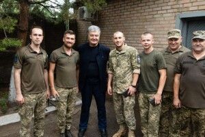 Рятує життя наших воїнів: Порошенко привіз на фронт обладнання майже на мільйон