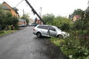 У Ковелі автомобіль збив бетонного стовпа (Фото)