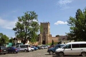  У Луцьку біля замку пропонують закрити парковку