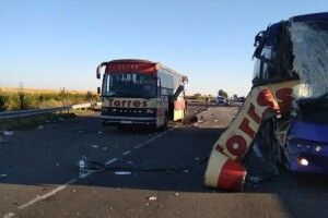 Від зіткнення двох автобусів на трасі двоє людей загинули і 11 покалічилися (Фото)