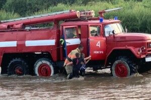 На Закарпатті рятувальники під час підйому води в річці врятували трьох хлопчиків (Фото)