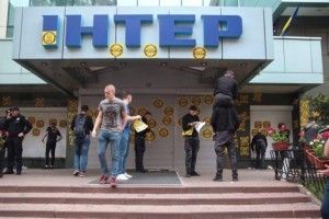 У Києві пікетували «Інтер» та облили голову «Россотрудничества»