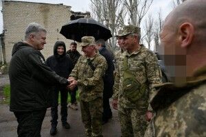 Порошенко привіз техніку артилеристам, які потопили «Москву»