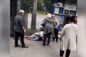 Побила дітям іграшки і казала, що прийде путін: у Києві відром фарби провчили прихильницю «рускава міра» (Відео)