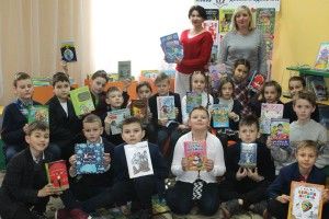 Луцькі гімназисти подарували бібліотеці дві торби книг (фото)