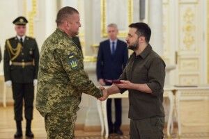 Залужний та ще четверо військових стали першими кавалерами «Хреста бойових заслуг»