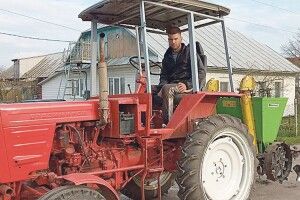 Коли виграв 1000 гривень від «Волині», саме навчав учнів ремонтувати трактор