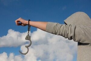   На Волині хлопець через вікно заліз у будинок й накрав «ювелірки» на 30 тисяч гривень