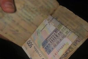 Поклав в документи тисячу: у Луцьку 17-річний водій хотів відкупитись за те, що поїхав на «червоне»