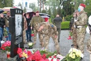 Відкрили пам'ятник комбату Закарпатської гірсько-штурмової бригади Євгену Коростельову