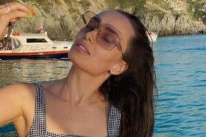 «Холостячка» Мішина в купальнику показала, на які жертви йде заради спокусливих кадрів (Фото)
