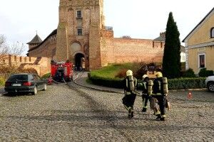 Біля Луцького замку працюють 17 пожежників (Фото)