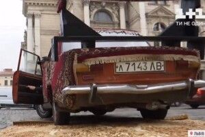 У Львові власник «Жигуля» утеплив свою «ластівку» килимами