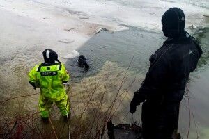 На Волині водолази уже кілька днів шукають під льодом чоловіка