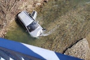 На Львівщині авто злетіло з моста у річку (Фото)