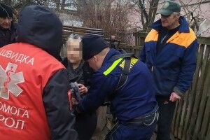Бійці ДСНС врятували даму, яка шубовснула в глибочезну криницю (Фото)