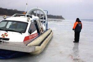 Як на Київському водосховищі  рятували рибалку, який залишився вночі на кризі (Відео)