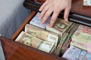 На Волині покарали митника, який позичив людям півмільйона, і не вказав це в декларації 