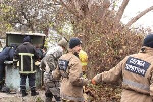 Бійці ДСНС рятували жінку, яка шубовснула в глибочезну криницю (Фото)