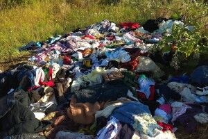 Дізналися про запланований обшук: між Нововолинськом та Іваничами викинули гуманітарку (Фото)