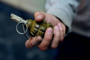 У Луцьку чоловік з вікна жбурнув гранату в підлітків