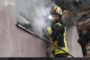 У Луцьку понад 50 рятувальників гасили загорання, які спричинила нічна атака росіян (Фото)