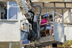 Ракетний удар по Львову: з-під завалів дістали 93-річну жінку