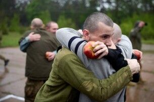 Сльози радості та рідна земля: 205 захисників повернулися додому з російського пекла (Фото)