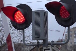 Рух обмежений: у Луцьку ремонтують залізничний переїзд